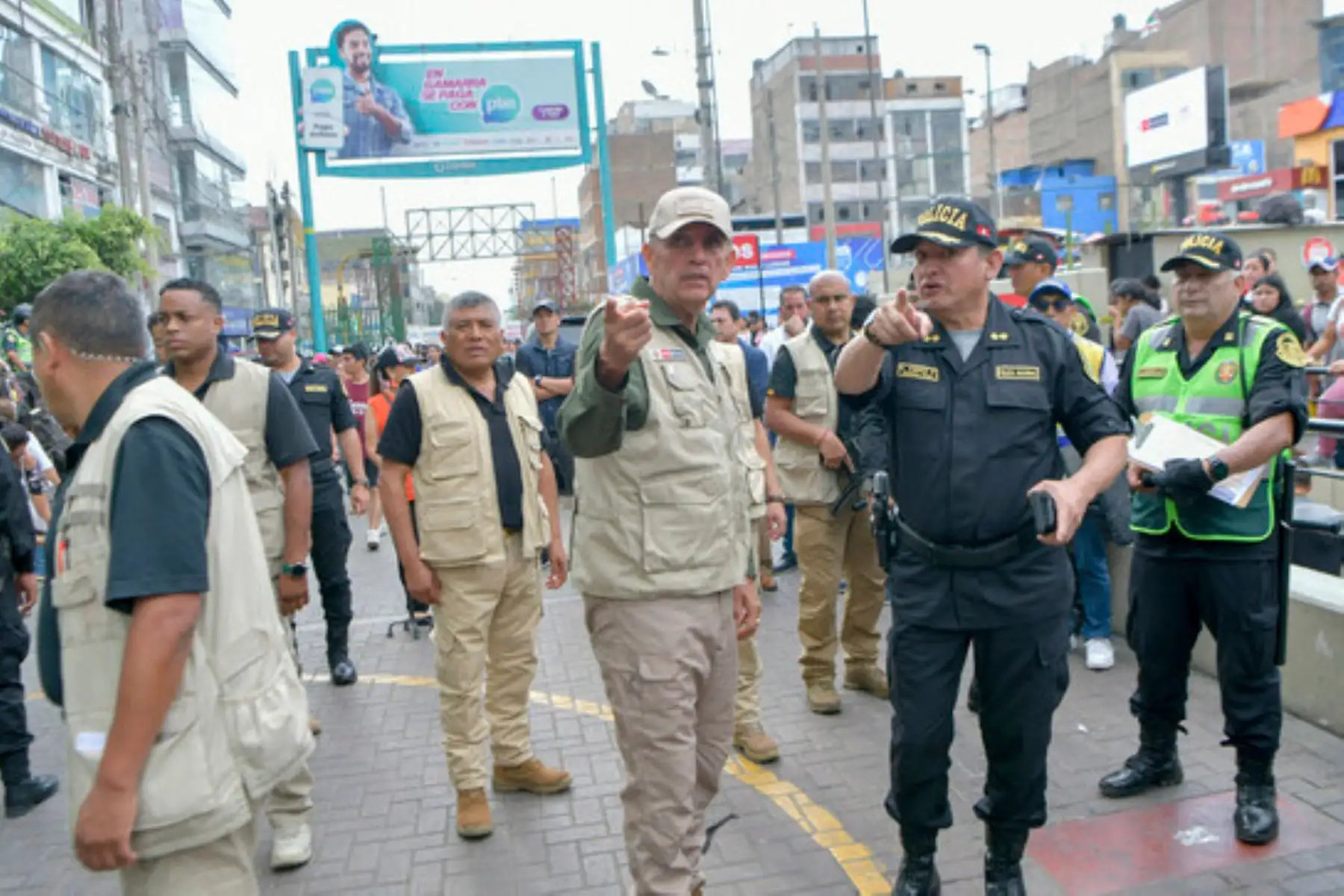 Víctor Torres, ministro del Interior, en el emporio comercial del jirón Gamarra. ANDINA/Difusión