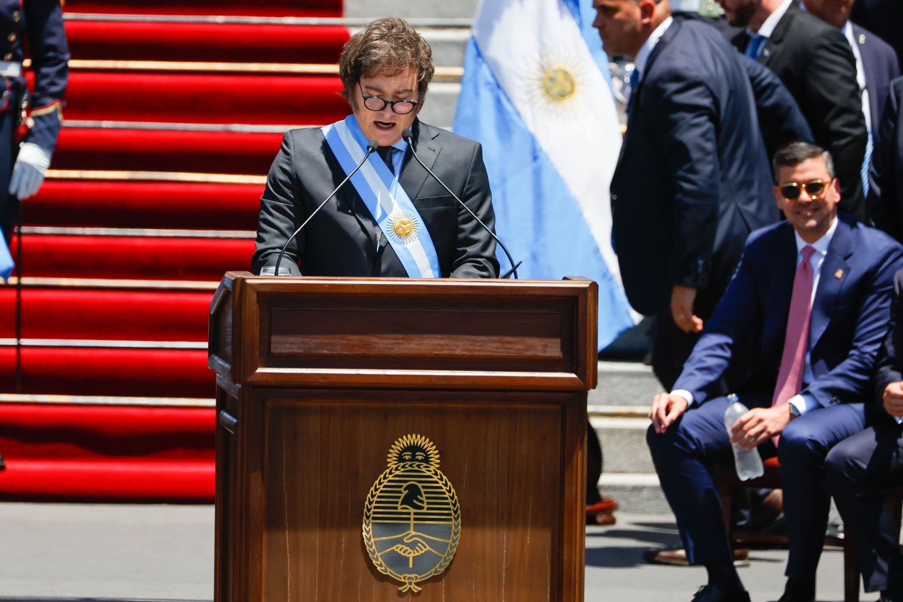 El economista libertario Javier Milei juró este domingo como nuevo presidente de Argentina en el Congreso de la Nación, en Buenos Aires. Foto: EFE