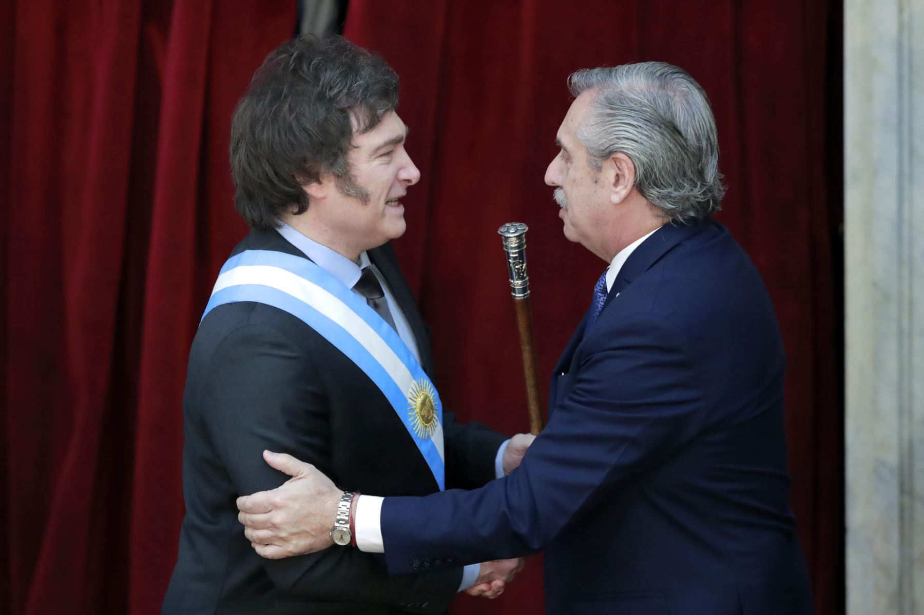 Javier Milei recibió la banda y el bastón presidenciales de manos del mandatario saliente, Alberto Fernández, durante su juramentación como nuevo presidente de Argentina para el período 2023-2027. Foto: EFE