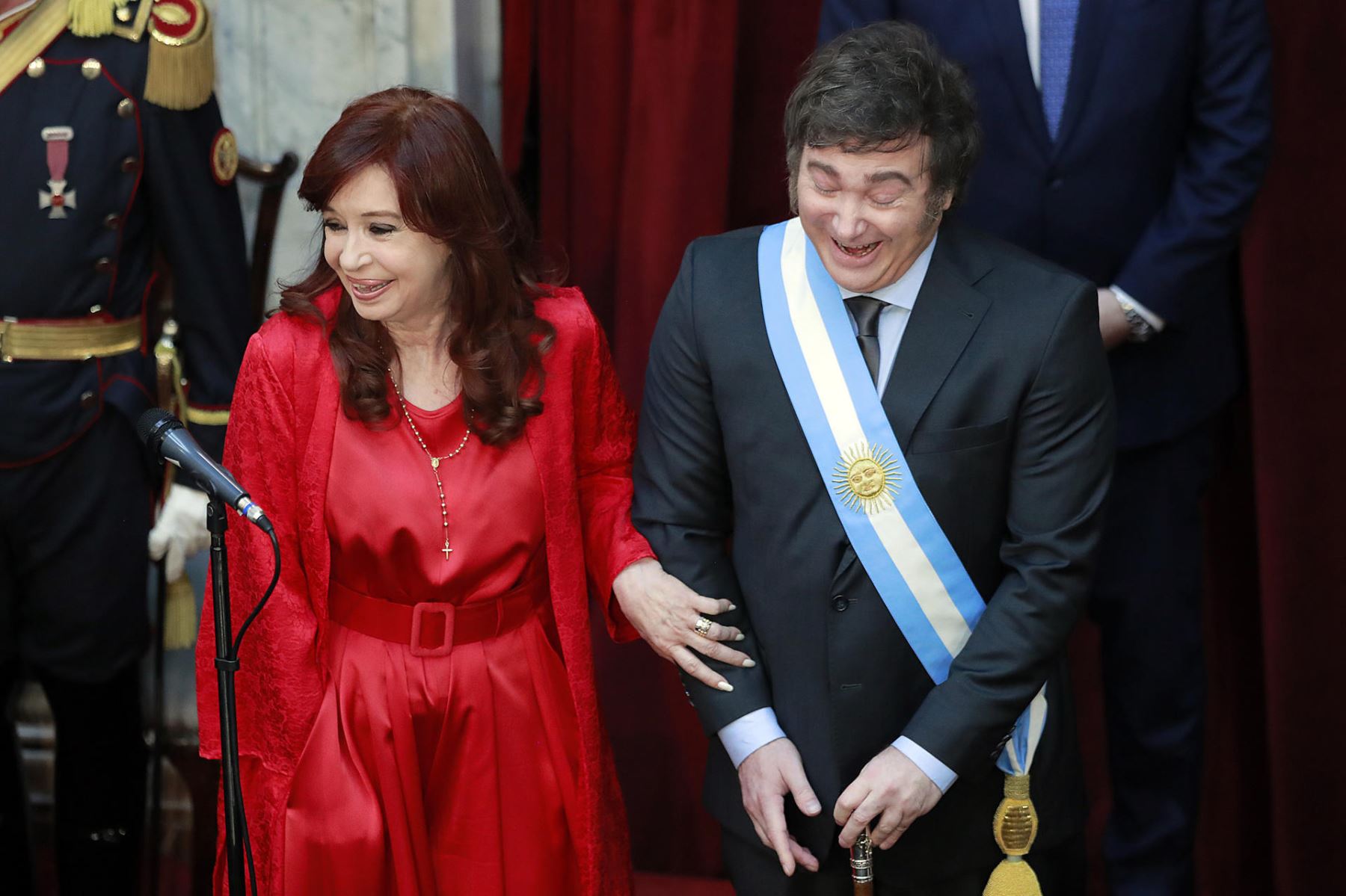 Javier Milei junto a Cristina Fernández durante la asunción de mando como nuevo presidente de Argentina por el período 2023-2027. Foto: EFE
