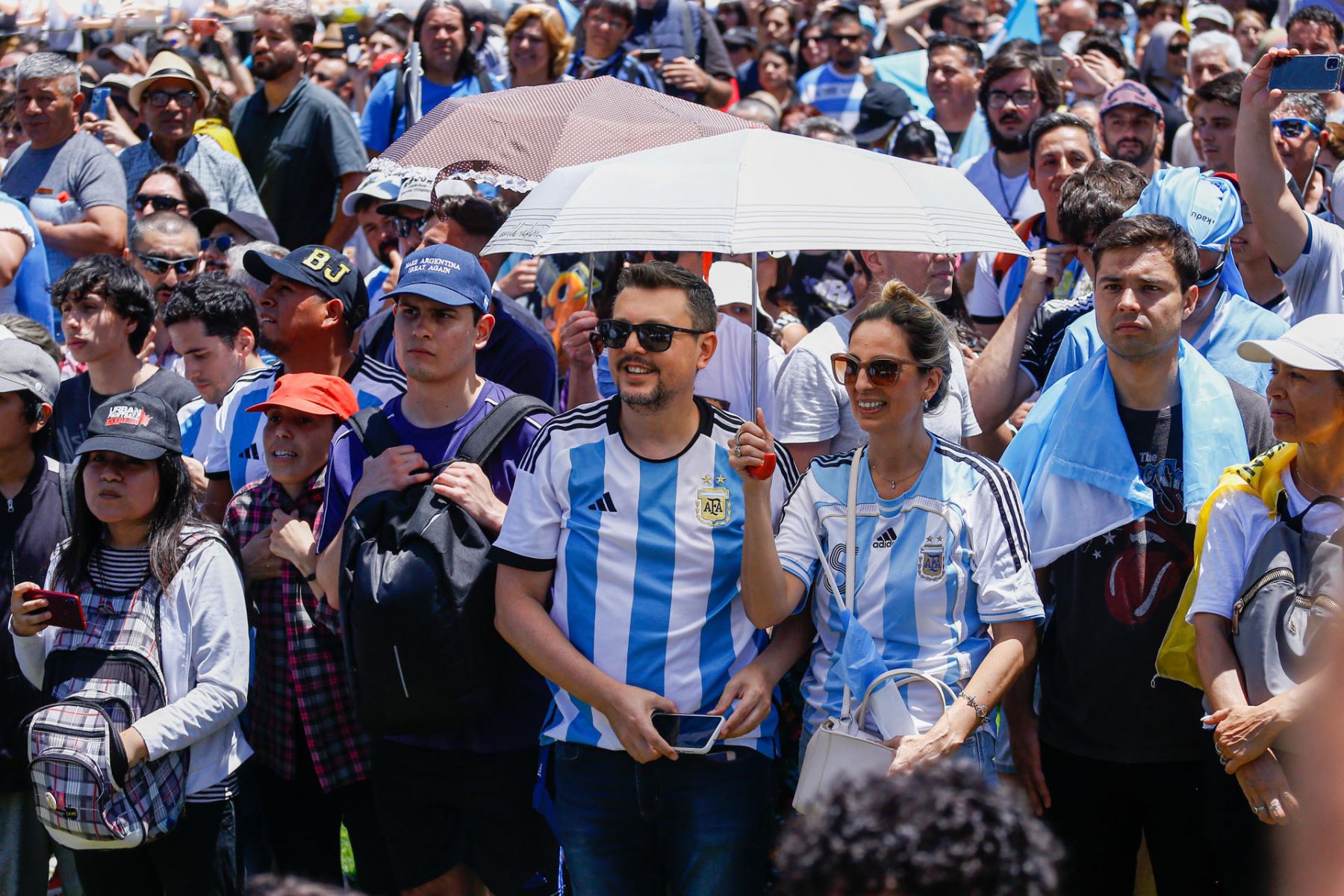Miles de seguidores de Javier Milei llegaron a las inmediaciones del Congreso de la Nación en Buenos Aires para presenciar la juramentación del economista libertario como el nuevo presidente de Argentina. Foto: EFE