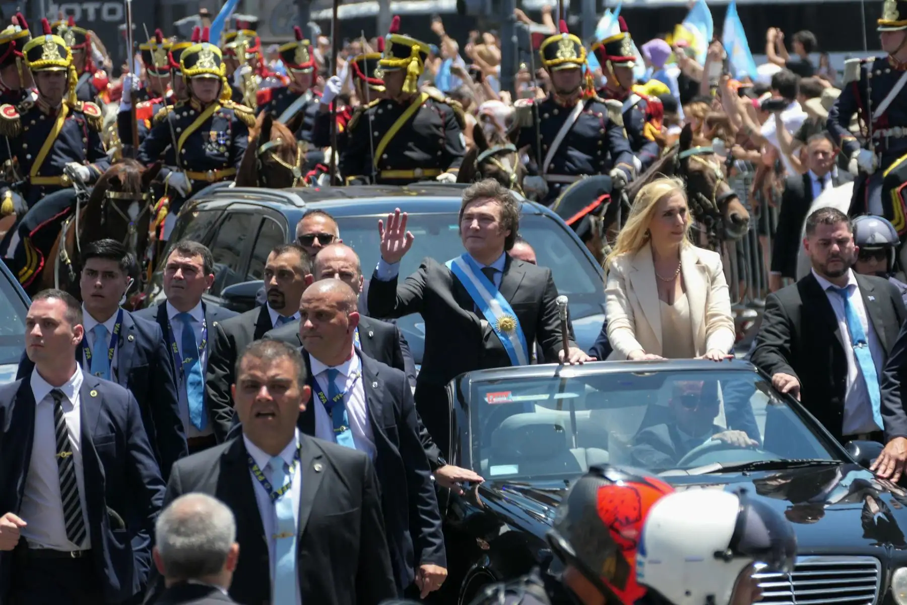 El economista libertario Javier Milei llega al Congreso de la Nación para jurar como el nuevo presidente de Argentina por el período 2023-2027. Foto: EFE