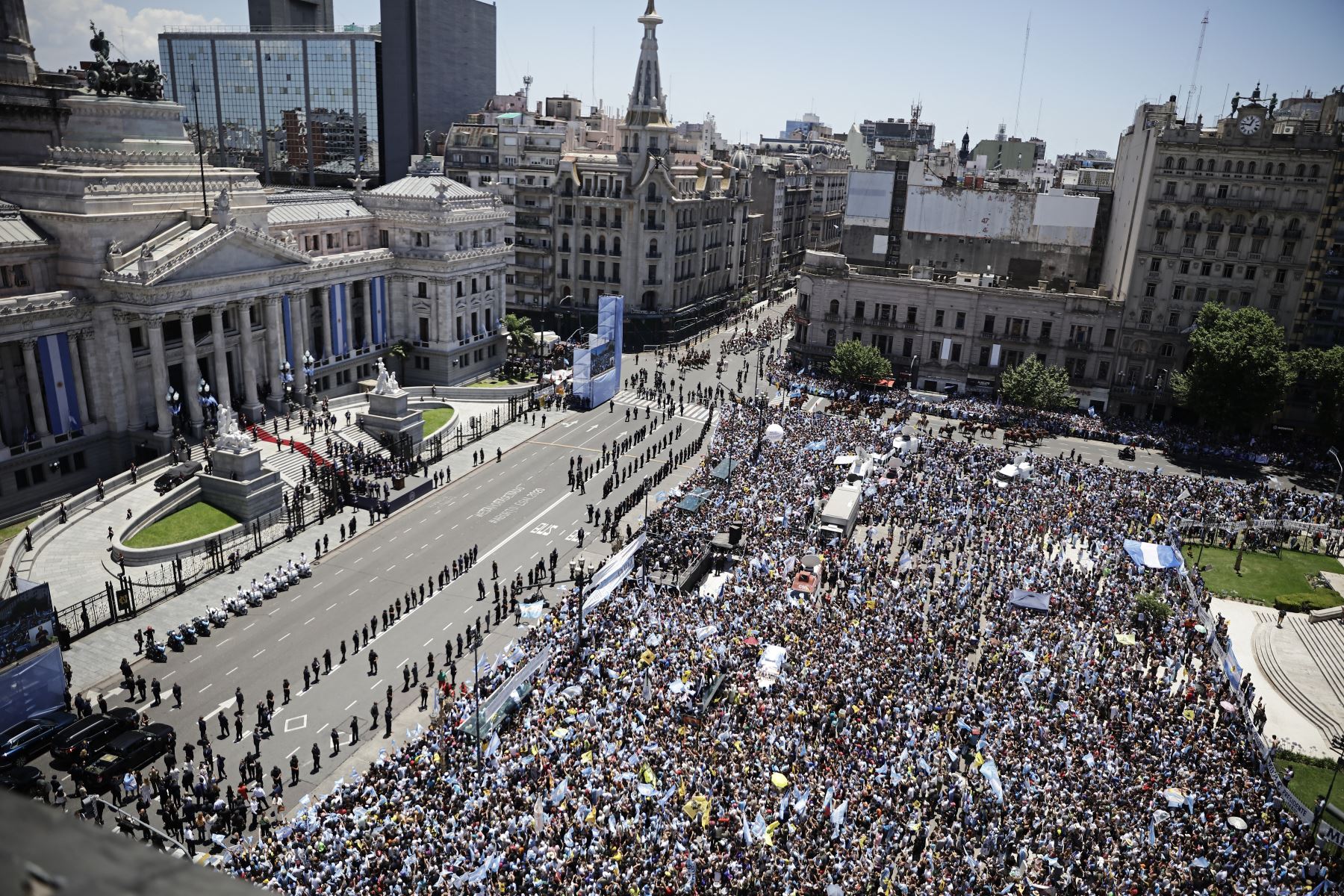 Miles de seguidores de Javier Milei llegaron a las inmediaciones del Congreso de la Nación en Buenos Aires para presenciar la juramentación del economista libertario como el nuevo presidente de Argentina. Foto: AFP