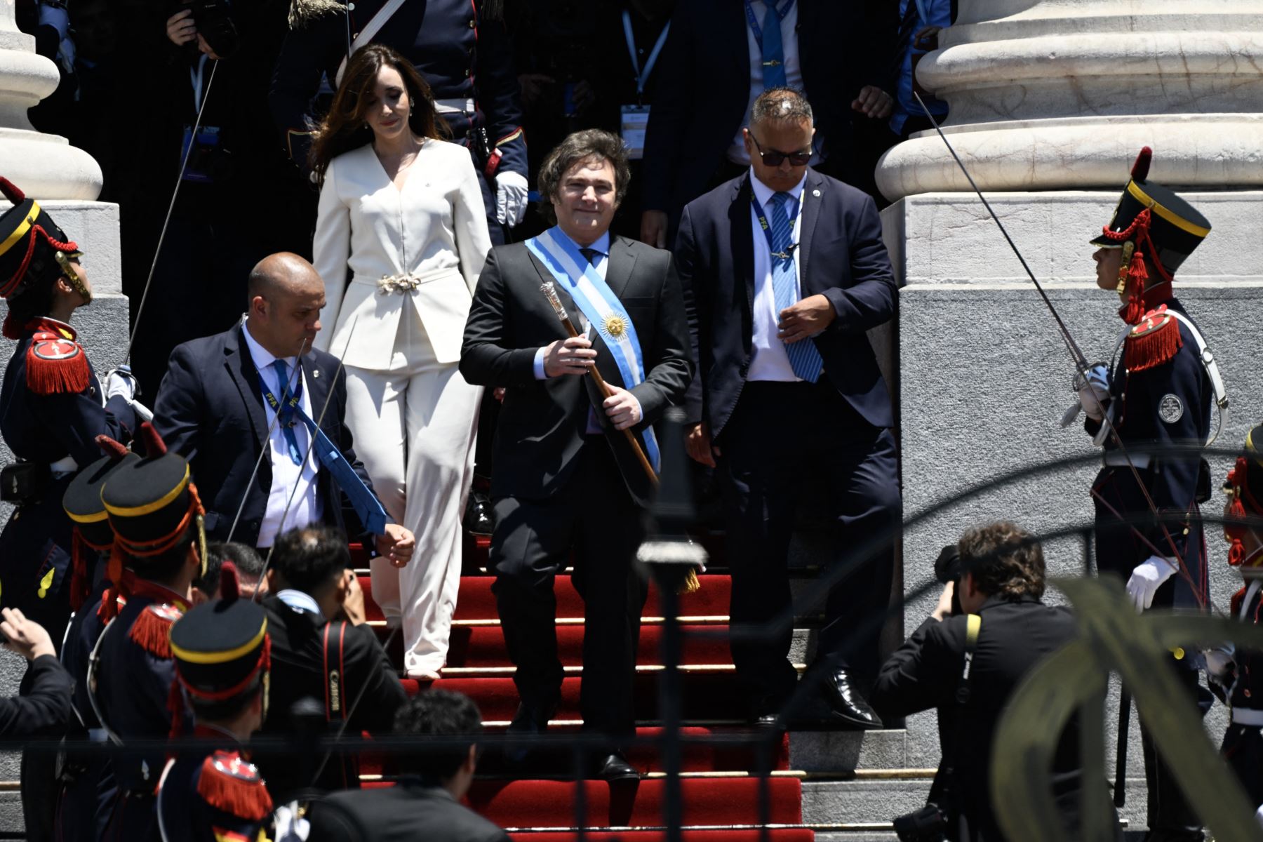 Javier Milei junto a su nueva vicepresidenta, Victoria Villarruel, durante la asunción de mando como nuevo presidente de Argentina por el período 2023-2027. Foto: AFP