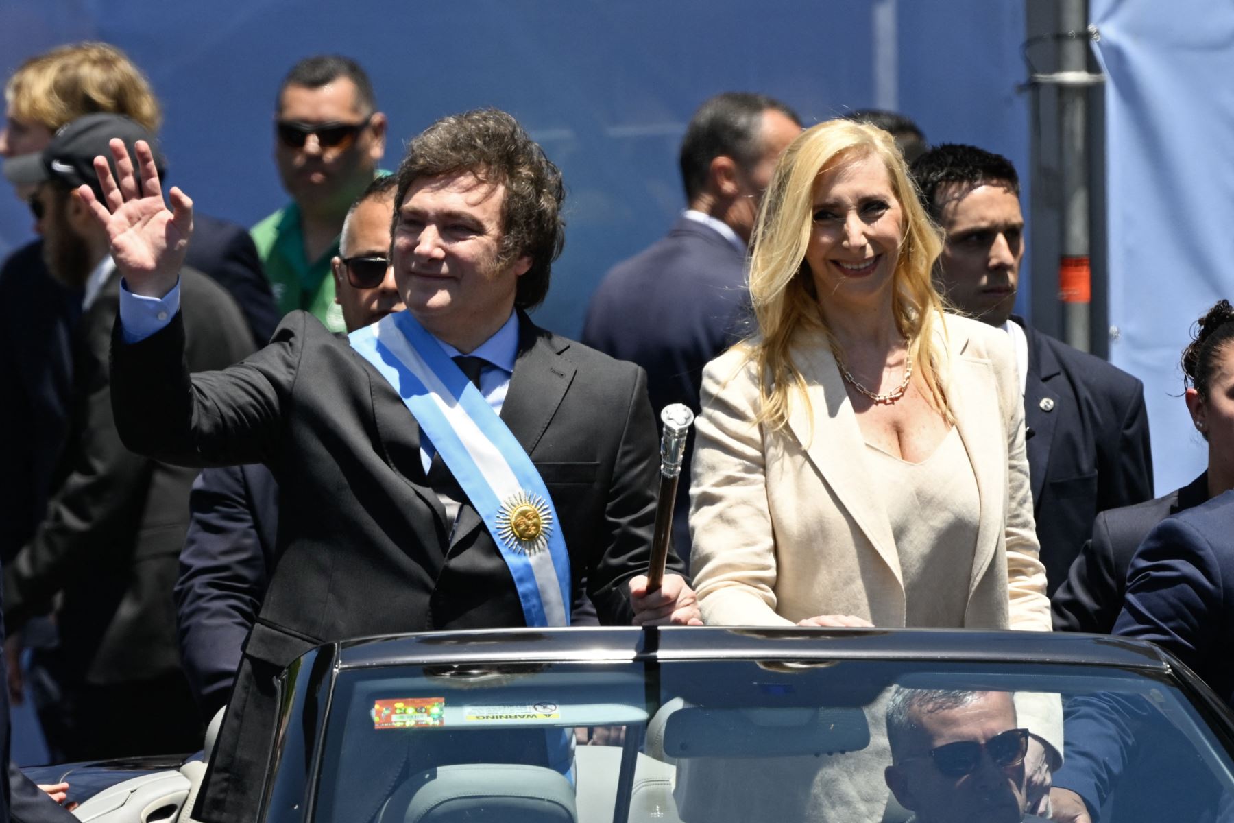 El economista libertario Javier Milei llega al Congreso de la Nación para jurar como el nuevo presidente de Argentina por el período 2023-2027. Foto: AFP