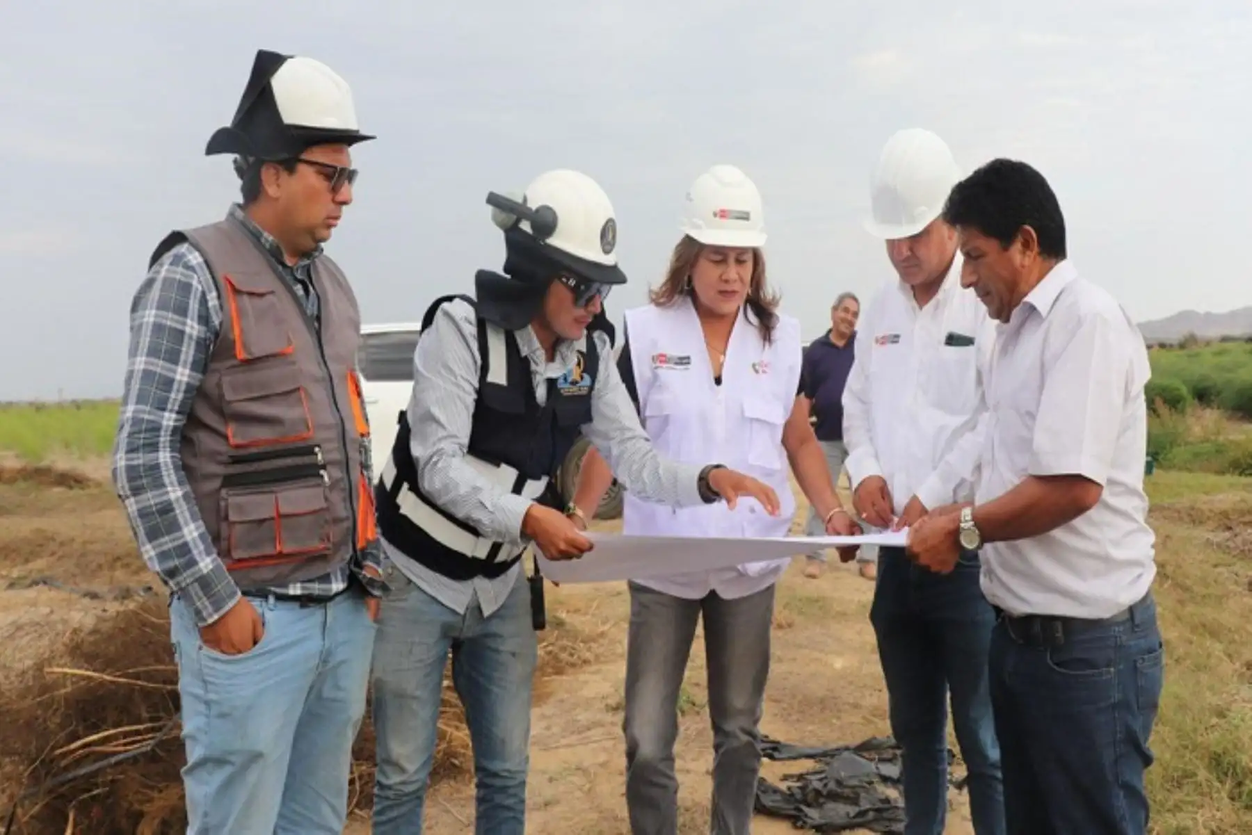 Ministra de Desarrollo Agrario y Riego, Jennifer Contreras, supervisoó avance de obras em el norte del país.