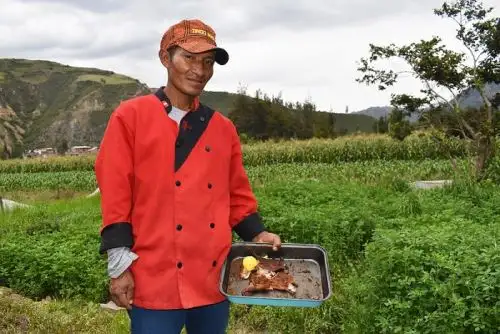 Con el incentivo económico que recibe de Junto no solo pudo construir su horno, también pudo comprar los cuyes y conejos para criarlos. De esta manera, produce sus propios insumos, a fin de generar más ganancias.