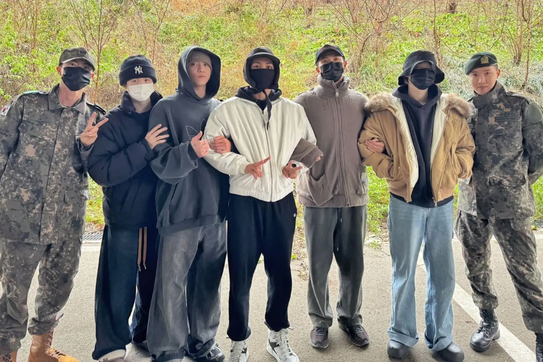 RM y V, dos integrantes del popular grupo surcoreano BTS, empiezan a cumplir hoy con el servicio militar, algo que harán mañana martes los dos miembros restantes de la formación, Jimin y Jungkook. Así, desde mañana la banda al completo estará cumpliendo de manera simultánea con esta prestación obligatoria en el país asiático. Se espera que el grupo vuelva como septeto en el 2025.
Foto: Internet