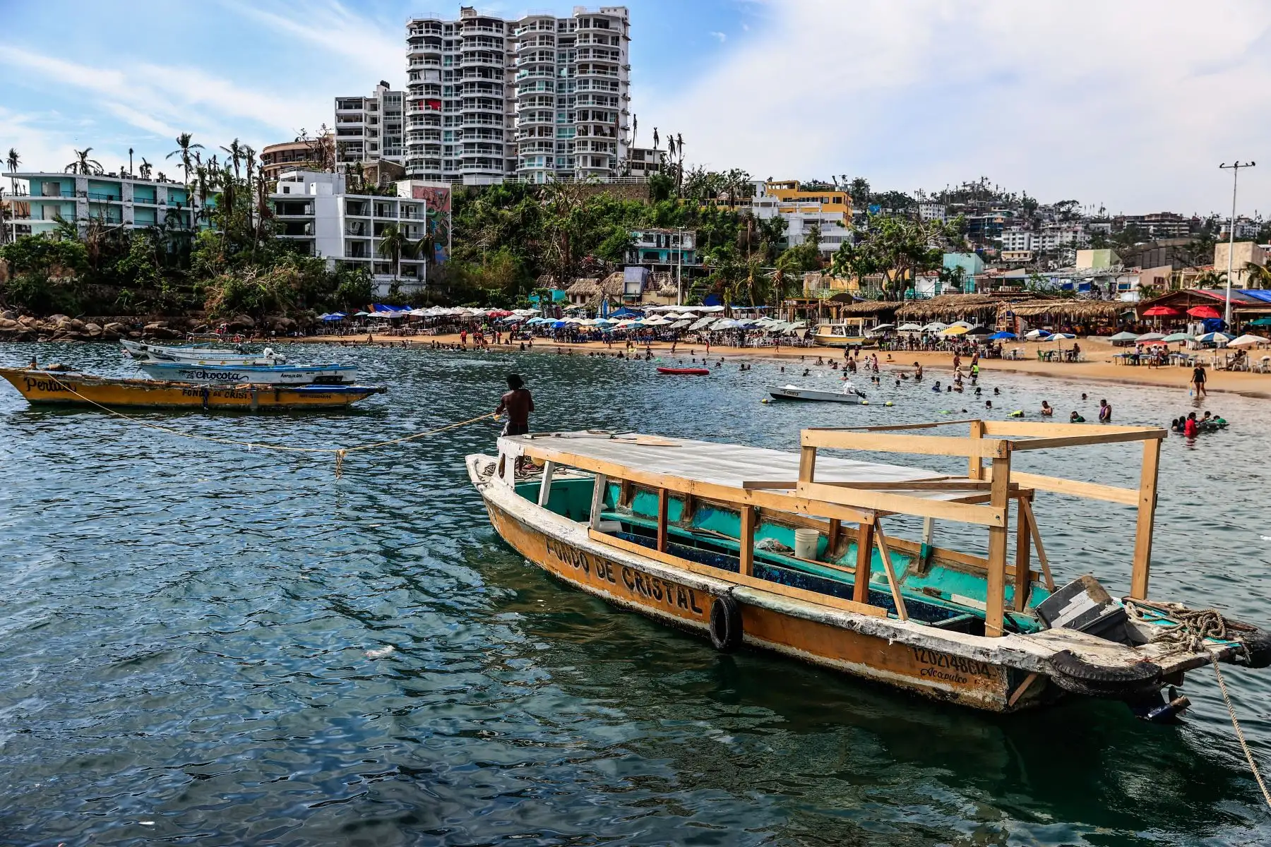 Turistas regresan paulatinamente a las playas en el balneario de Acapulco en el estado de Guerrero (México). A 47 días del azote del huracán Otis en Acapulco, turistas regresan a las playas de uno de los principales destinos turísticos de México. 
Foto: EFE