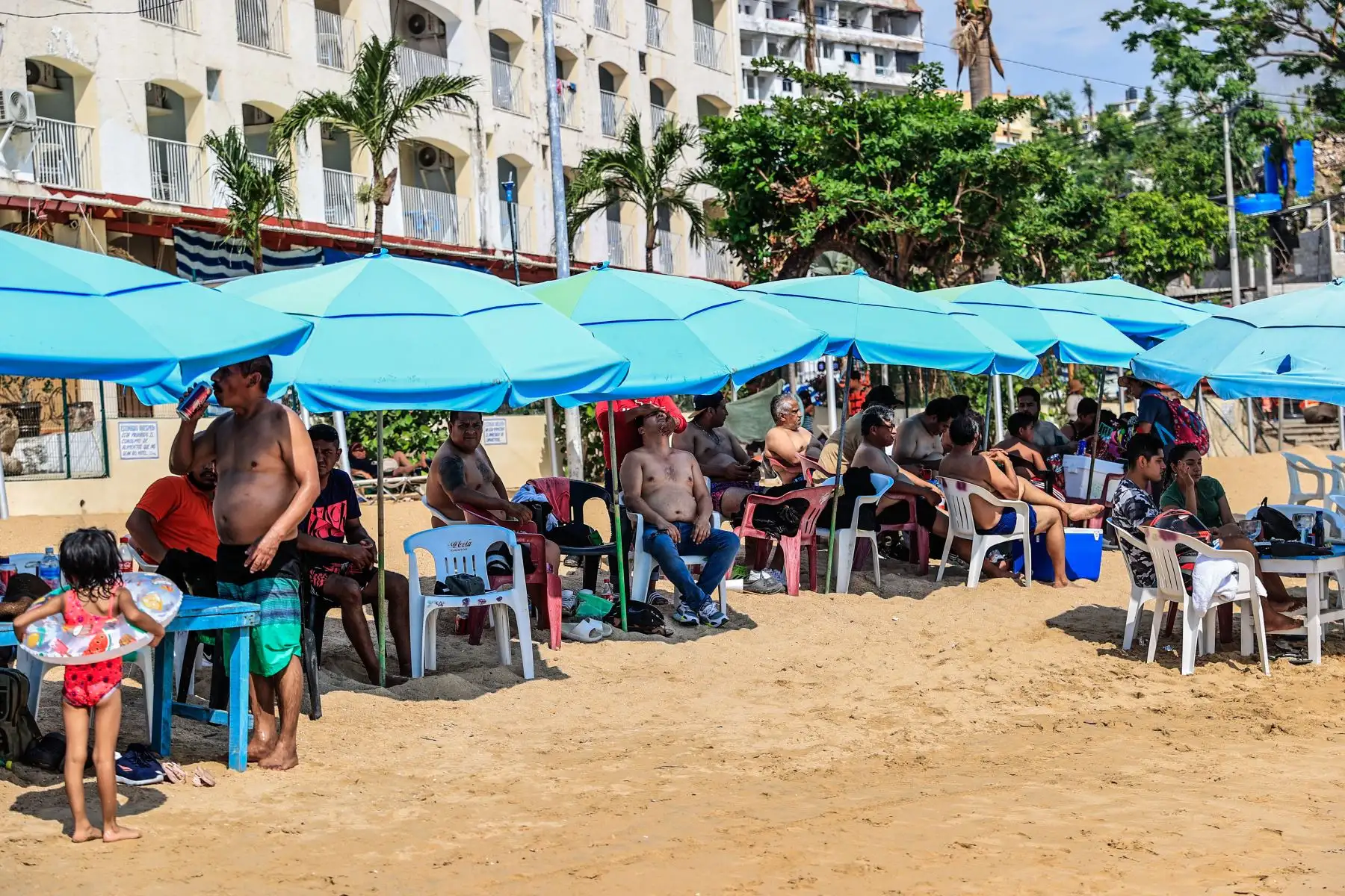 Turistas regresan paulatinamente a las playas en el balneario de Acapulco en el estado de Guerrero (México). A 47 días del azote del huracán Otis en Acapulco, turistas regresan a las playas de uno de los principales destinos turísticos de México. 
Foto: EFE