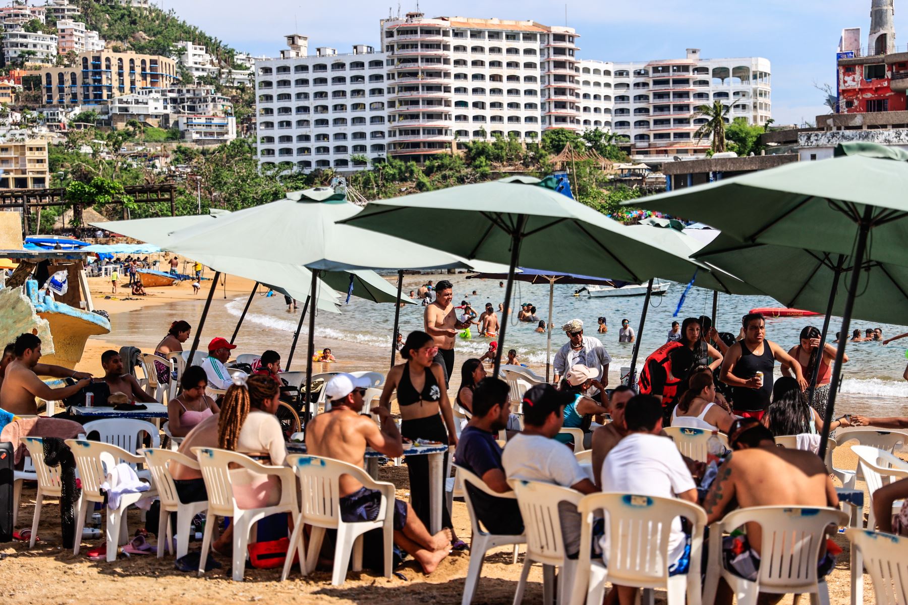 Turistas regresan paulatinamente a las playas en el balneario de Acapulco en el estado de Guerrero (México). A 47 días del azote del huracán Otis en Acapulco, turistas regresan a las playas de uno de los principales destinos turísticos de México. 
Foto: EFE