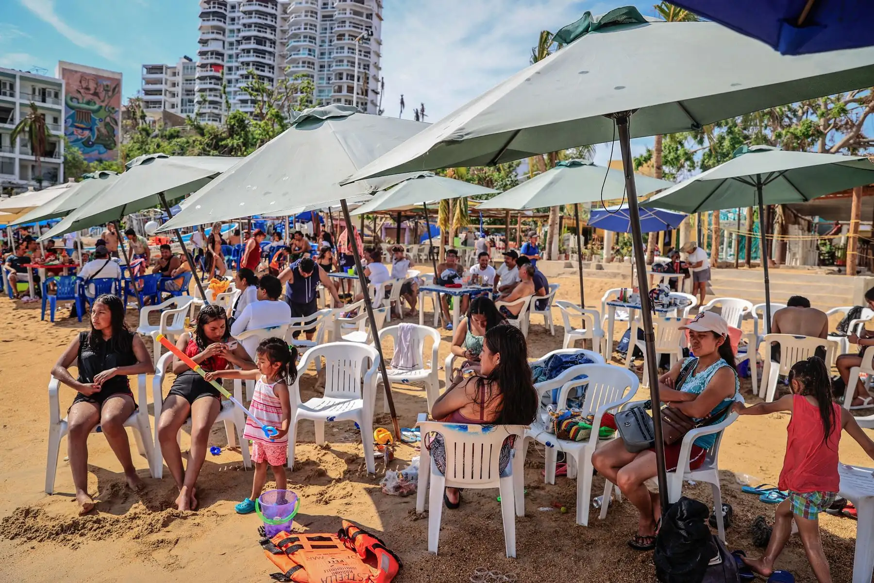 Turistas regresan paulatinamente a las playas en el balneario de Acapulco en el estado de Guerrero (México). A 47 días del azote del huracán Otis en Acapulco, turistas regresan a las playas de uno de los principales destinos turísticos de México. 
Foto: EFE