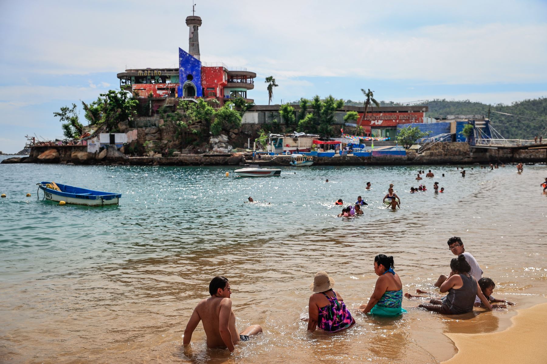 Turistas regresan paulatinamente a las playas en el balneario de Acapulco en el estado de Guerrero (México). A 47 días del azote del huracán Otis en Acapulco, turistas regresan a las playas de uno de los principales destinos turísticos de México. 
Foto: EFE
