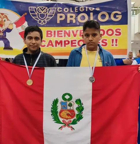 Angel y Kevin sostienen la bandera peruana tras su regreso triunfal de Argentina. Foto: Difusión