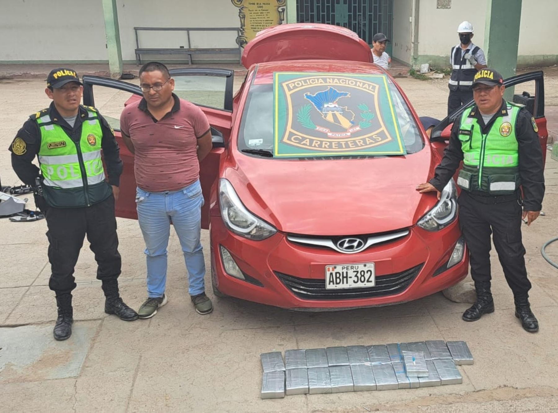 Policía de Carreteras interviene en Ayacucho a sujeto que transportaba 20 paquetes de cocaína provenientes del Vraem. ANDINA/Difusión