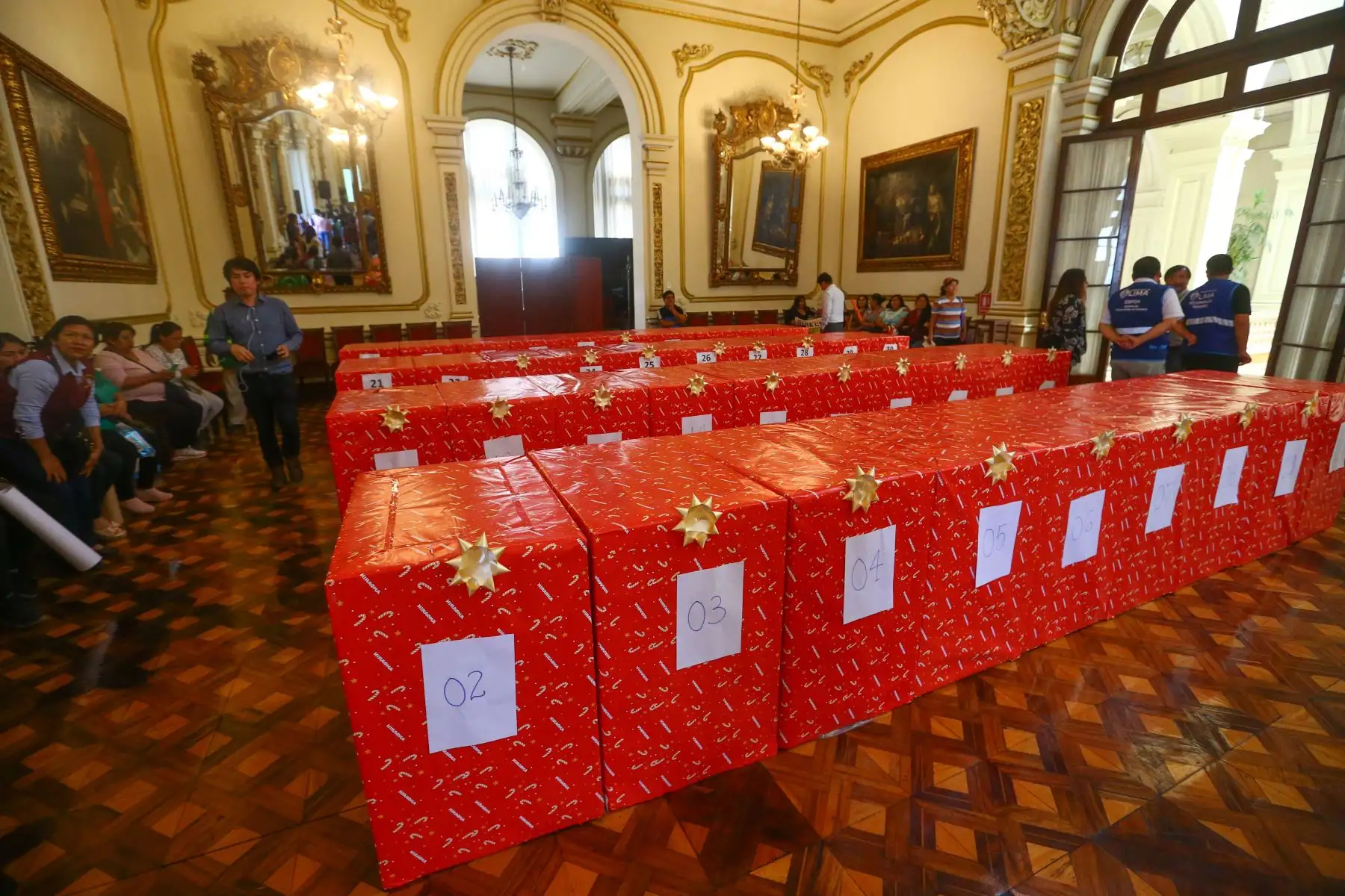 En una actividad realizada en el Palacio Municipal, el alcalde de Lima, Rafael López Aliaga, hizo entrega de 40 congeladoras a las ollas comunes, para garantizar la preservación adecuada de sus alimentos.
Foto: ANDINA/Eddy Ramos