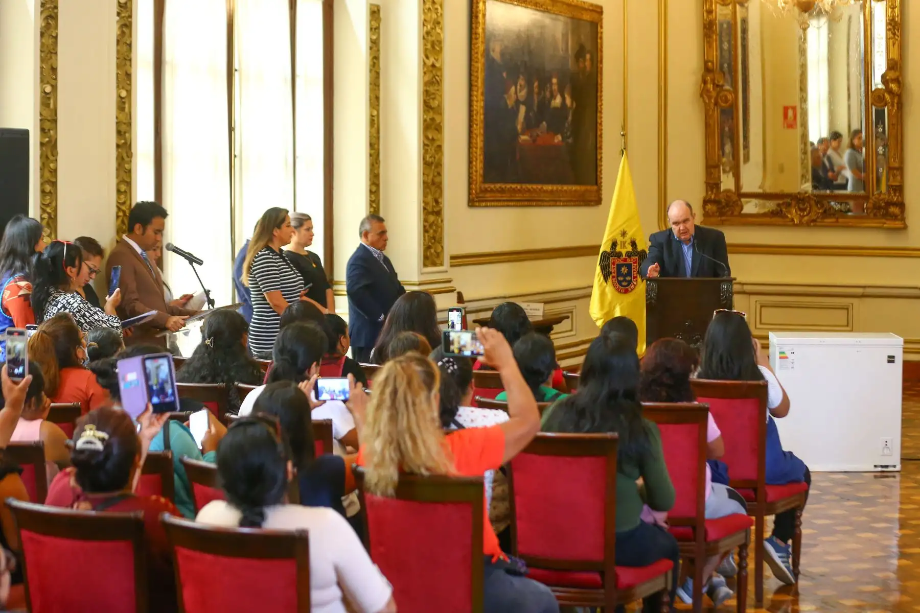En una actividad realizada en el Palacio Municipal, el alcalde de Lima, Rafael López Aliaga, hizo entrega de 40 congeladoras a las ollas comunes, para garantizar la preservación adecuada de sus alimentos.
Foto: ANDINA/Eddy Ramos