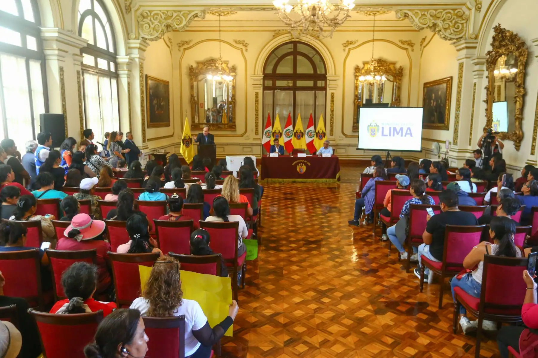En una actividad realizada en el Palacio Municipal, el alcalde de Lima, Rafael López Aliaga, hizo entrega de 40 congeladoras a las ollas comunes, para garantizar la preservación adecuada de sus alimentos.
Foto: ANDINA/Eddy Ramos