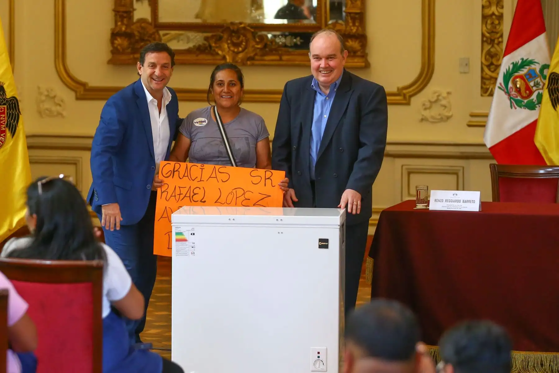 En una actividad realizada en el Palacio Municipal, el alcalde de Lima, Rafael López Aliaga, hizo entrega de 40 congeladoras a las ollas comunes, para garantizar la preservación adecuada de sus alimentos.
Foto: ANDINA/Eddy Ramos