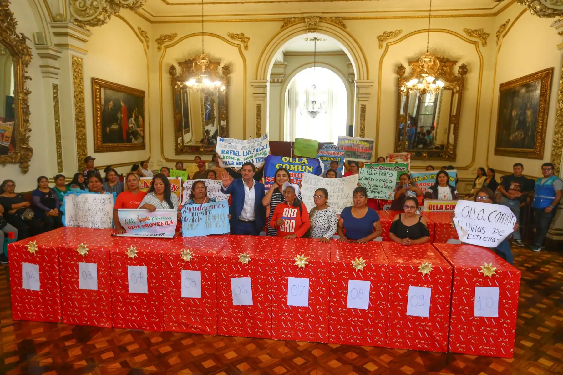 En una actividad realizada en el Palacio Municipal, el alcalde de Lima, Rafael López Aliaga, hizo entrega de 40 congeladoras a las ollas comunes, para garantizar la preservación adecuada de sus alimentos.
Foto: ANDINA/Eddy Ramos