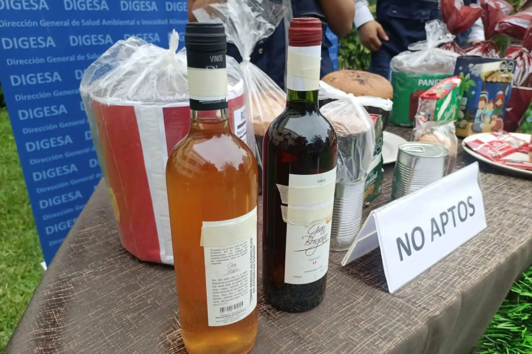 En el marco de las celebraciones por Navidad y Año Nuevo, en donde se incrementa el consumo de panetones, chocolates de taza y licores, el Ministerio de Salud (Minsa), a través de la Dirección General de Salud Ambiental e Inocuidad Alimentaria (DIGESA), exhortó a la población a seguir las siguientes recomendaciones antes de comprar estos producto. Foto: Minsa