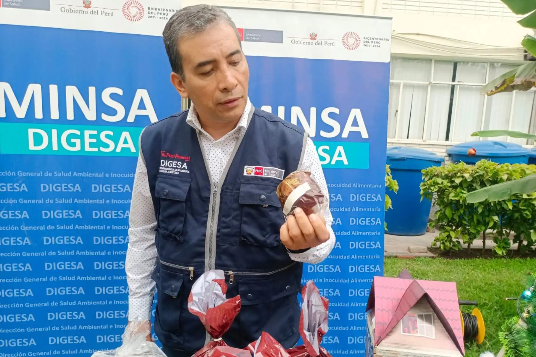 En el marco de las celebraciones por Navidad y Año Nuevo, en donde se incrementa el consumo de panetones, chocolates de taza y licores, el Ministerio de Salud (Minsa), a través de la Dirección General de Salud Ambiental e Inocuidad Alimentaria (DIGESA), exhortó a la población a seguir las siguientes recomendaciones antes de comprar estos producto. Foto: Minsa