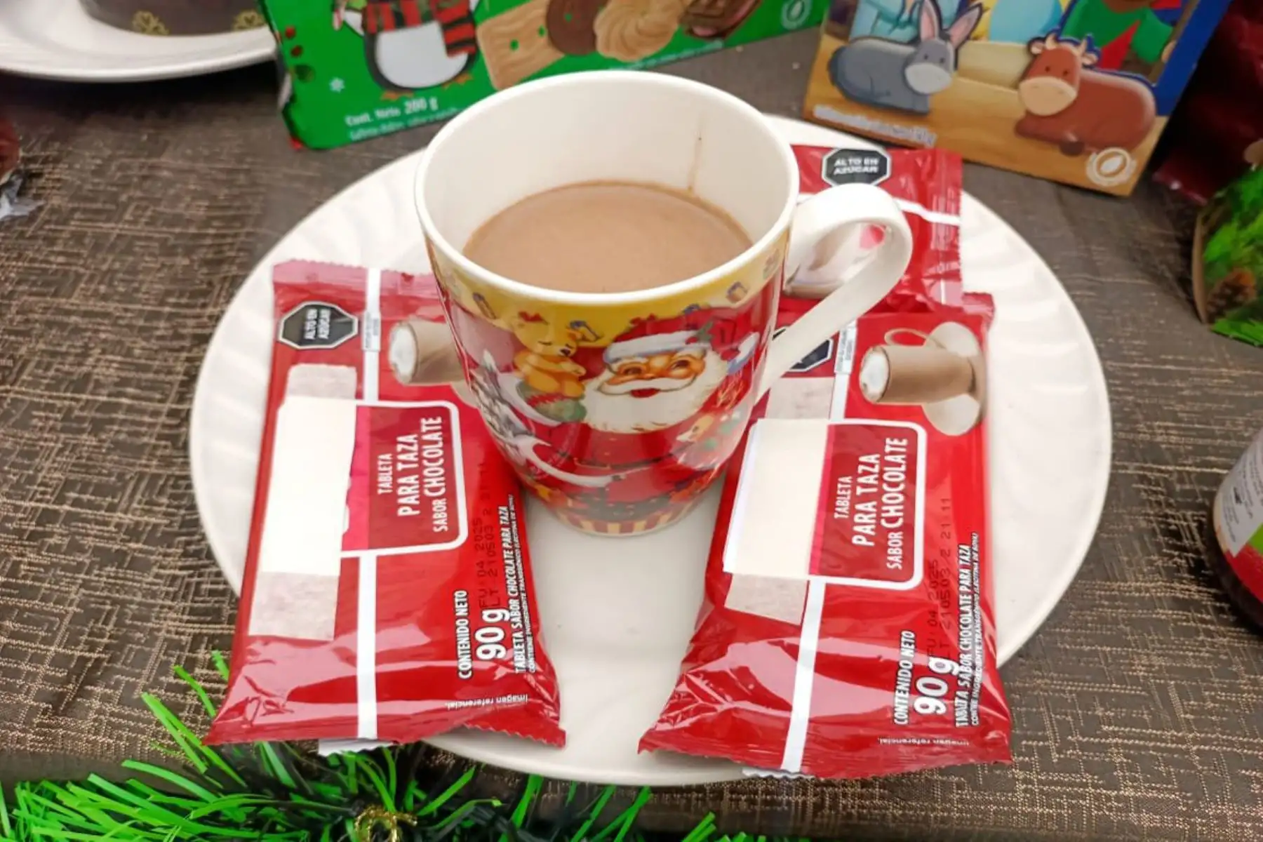 En el marco de las celebraciones por Navidad y Año Nuevo, en donde se incrementa el consumo de panetones, chocolates de taza y licores, el Ministerio de Salud (Minsa), a través de la Dirección General de Salud Ambiental e Inocuidad Alimentaria (DIGESA), exhortó a la población a seguir las siguientes recomendaciones antes de comprar estos producto. Foto: Minsa