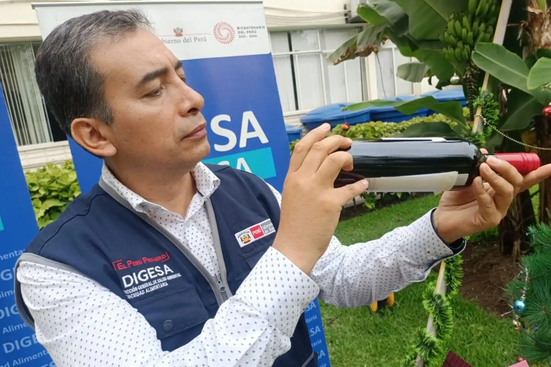 En el marco de las celebraciones por Navidad y Año Nuevo, en donde se incrementa el consumo de panetones, chocolates de taza y licores, el Ministerio de Salud (Minsa), a través de la Dirección General de Salud Ambiental e Inocuidad Alimentaria (DIGESA), exhortó a la población a seguir las siguientes recomendaciones antes de comprar estos producto. Foto: Minsa