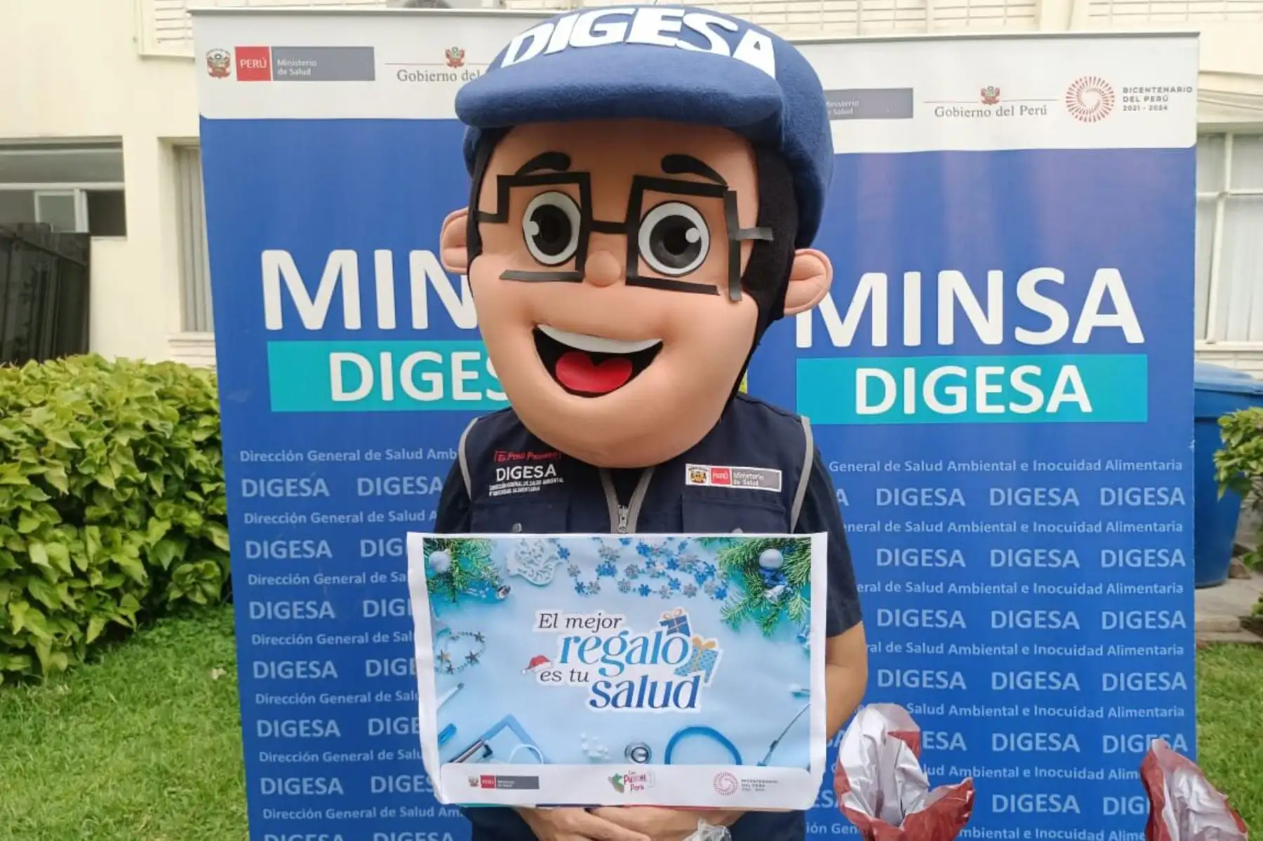 En el marco de las celebraciones por Navidad y Año Nuevo, en donde se incrementa el consumo de panetones, chocolates de taza y licores, el Ministerio de Salud (Minsa), a través de la Dirección General de Salud Ambiental e Inocuidad Alimentaria (DIGESA), exhortó a la población a seguir las siguientes recomendaciones antes de comprar estos producto. Foto: Minsa