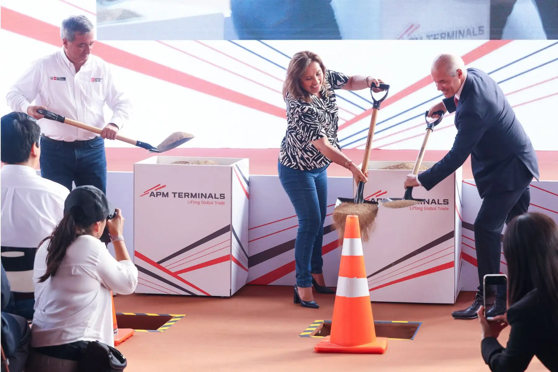 Durante la ceremonia de colocación de la primera piedra de la etapa 3A del Terminal Norte Multipropósito del Callao