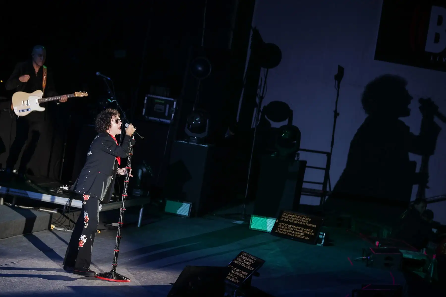 El vocalista de Héroes del Silencio hizo retumbar el anfiteatro con su temas icónicos cómo  “Maldito duende” o “Entre dos tierras". Foto: ANDINA/ Andres Valle
