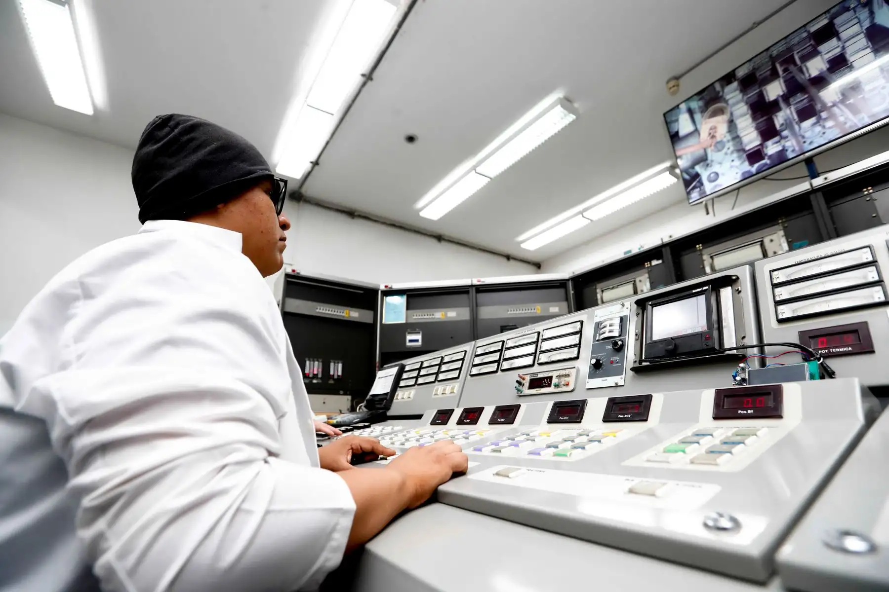 Sala de control del reactor de la Central Nuclear del Perú "Racso" en Carabayllo, administrada por el Instituto Peruano de Energía Nuclear. Foto: ANDINA/Daniel Bracamonte