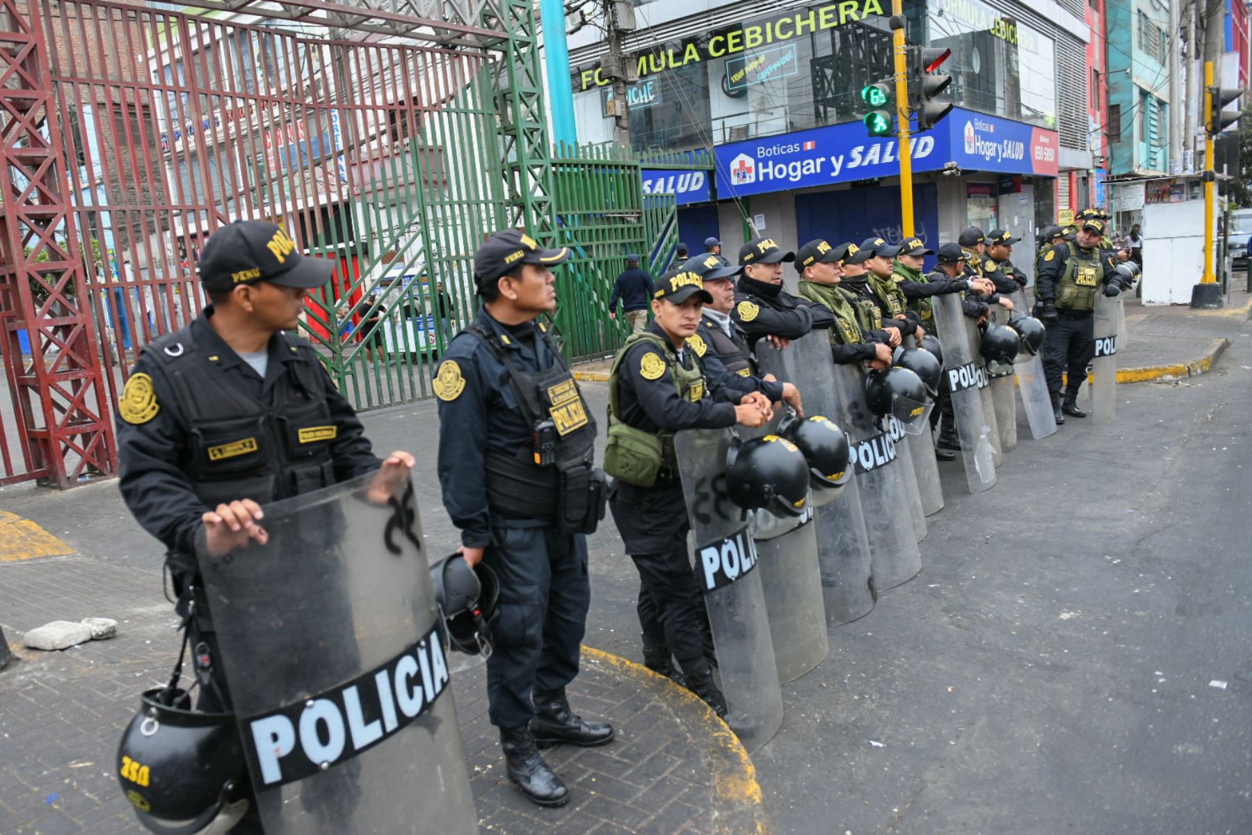 Efectivos policiales resguardan espacios públicos en emporio de Gamarra. Foto: ANDINA/Difusión