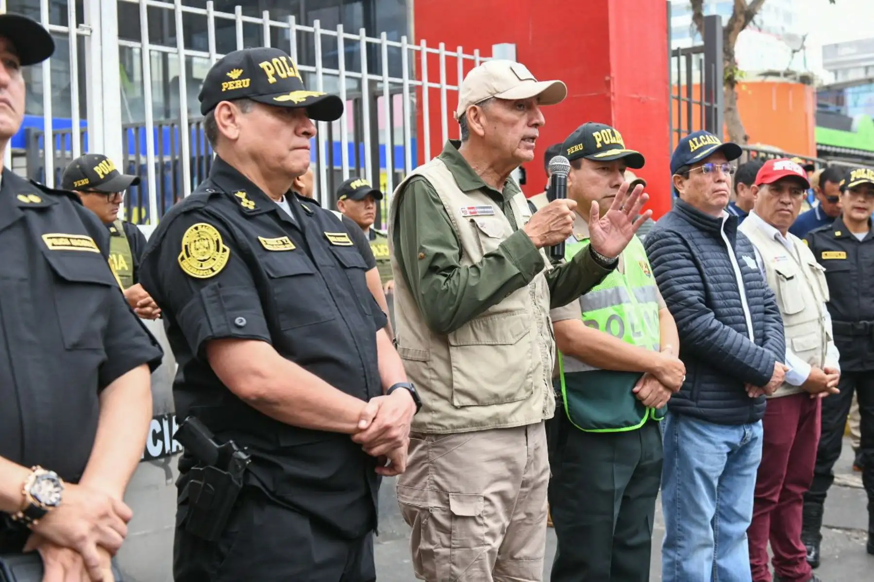 El ministro del Interior, Víctor Torres, acompañado por el Comandante general de la PNP, Jorge Luis Angulo, supervisó los trabajos de recuperación de espacios públicos en el emporio de Gamarra que ejecutan efectivos de la Región Policial Lima, en apoyo a los agentes de Serenazgo y Fiscalización de la Municipalidad de La Victoria.
Foto: ANDINA/Mininter