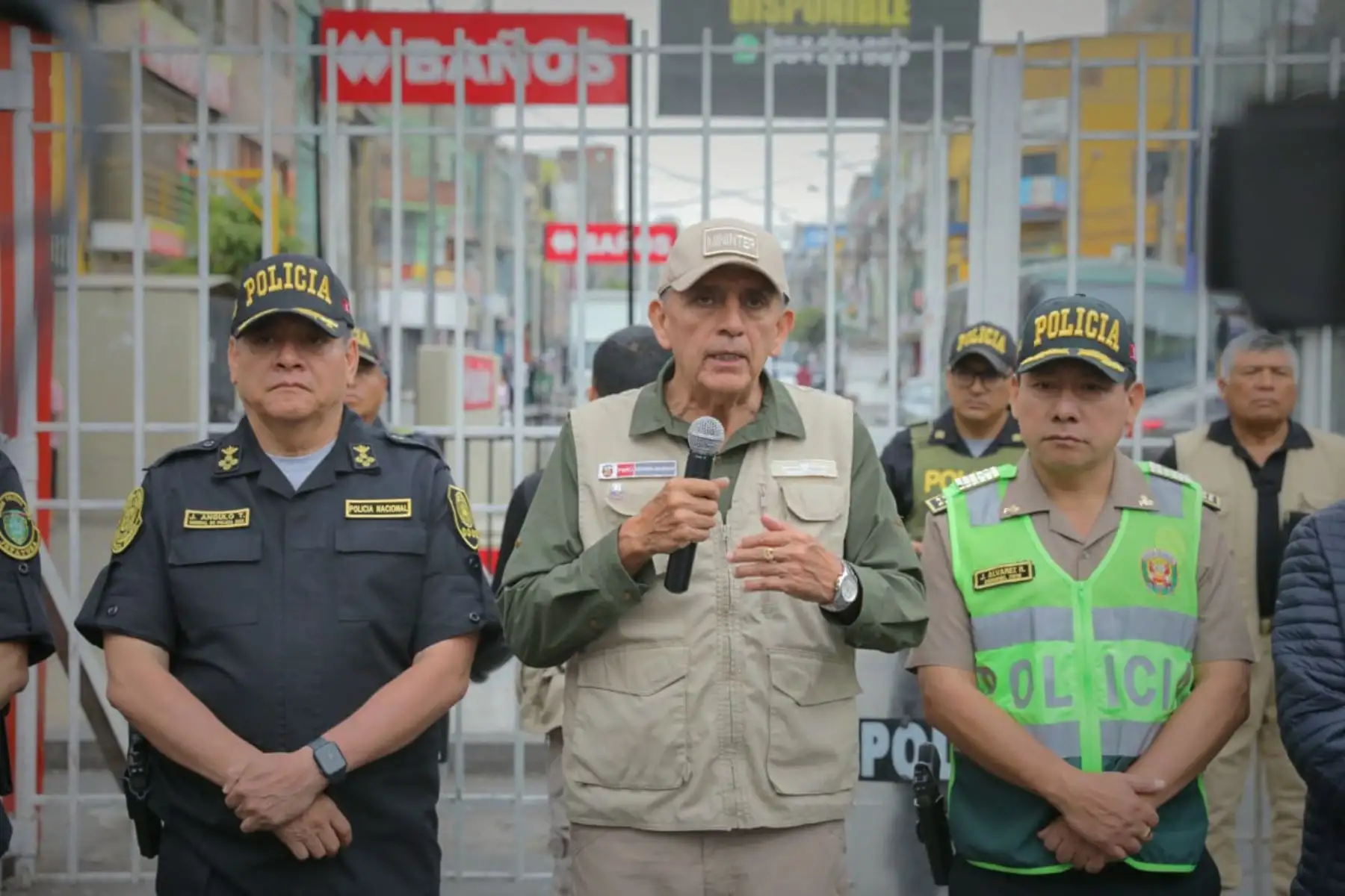 El ministro del Interior, Víctor Torres, acompañado por el Comandante general de la PNP, Jorge Luis Angulo, supervisó los trabajos de recuperación de espacios públicos en el emporio de Gamarra que ejecutan efectivos de la Región Policial Lima, en apoyo a los agentes de Serenazgo y Fiscalización de la Municipalidad de La Victoria.
Foto: ANDINA/Mininter