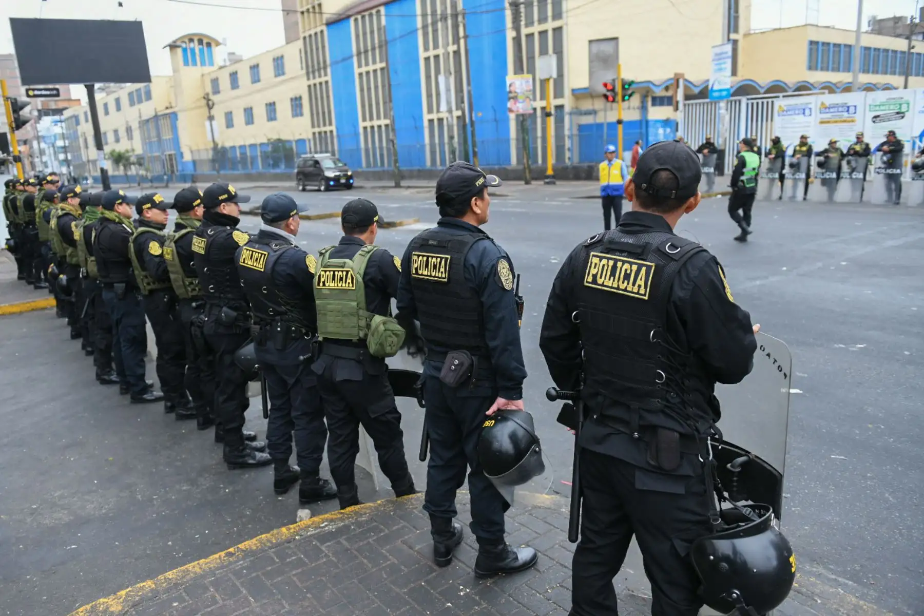 Este despliegue se realiza como parte del Plan Navidad y Año Nuevo Seguros 2023, con el propósito de garantizar el orden público y devolverle la tranquilidad a los comerciantes y compradores que acuden a esta zona concurrida.
Foto: ANDINA/PNP