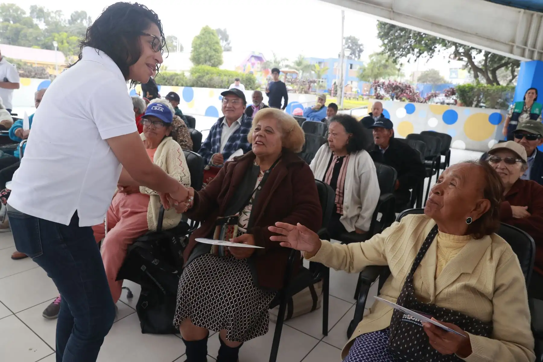 La ministra de Cultura, Leslie Urteaga Peña, inauguró el programa “Lectura que cura” en el albergue para adultos mayores “María Rosario Aráoz”, ubicado en el distrito de San Juan de Miraflores. Estas intervenciones tienen por finalidad promover el acceso al libro y a la lectura y ofrecer un espacio de distensión y evasión que posibilite a las personas y sus familias lidiar con el estrés de su condición de vulnerabilidad física y mental. 
Foto: ANDINA/Vidal Tarqui