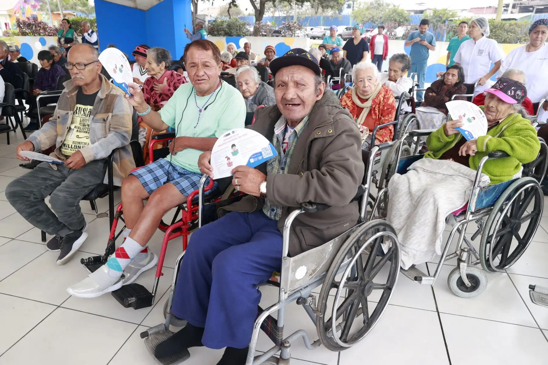 La ministra de Cultura, Leslie Urteaga Peña, inauguró el programa “Lectura que cura” en el albergue para adultos mayores “María Rosario Aráoz”, ubicado en el distrito de San Juan de Miraflores. Estas intervenciones tienen por finalidad promover el acceso al libro y a la lectura y ofrecer un espacio de distensión y evasión que posibilite a las personas y sus familias lidiar con el estrés de su condición de vulnerabilidad física y mental. 
Foto: ANDINA/Vidal Tarqui