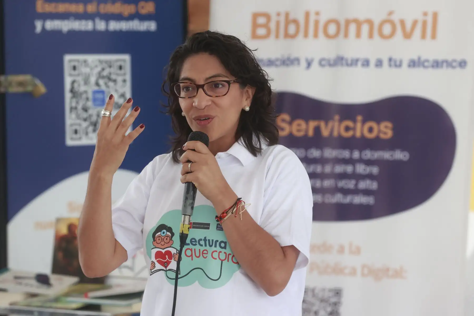La ministra de Cultura, Leslie Urteaga Peña, inauguró el programa “Lectura que cura” en el albergue para adultos mayores “María Rosario Aráoz”, ubicado en el distrito de San Juan de Miraflores. Estas intervenciones tienen por finalidad promover el acceso al libro y a la lectura y ofrecer un espacio de distensión y evasión que posibilite a las personas y sus familias lidiar con el estrés de su condición de vulnerabilidad física y mental. 
Foto: ANDINA/Vidal Tarqui