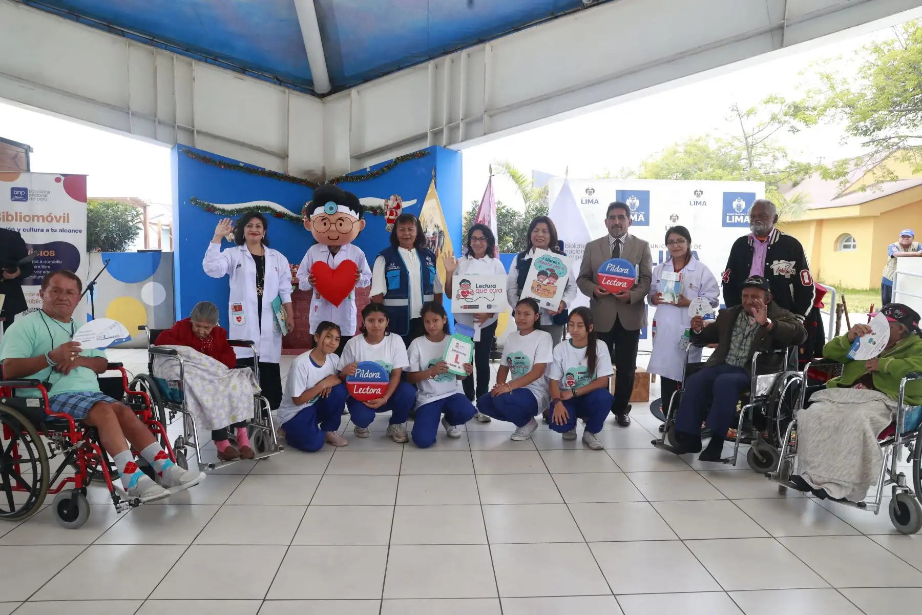 La ministra de Cultura, Leslie Urteaga Peña, inauguró el programa “Lectura que cura” en el albergue para adultos mayores “María Rosario Aráoz”, ubicado en el distrito de San Juan de Miraflores. Estas intervenciones tienen por finalidad promover el acceso al libro y a la lectura y ofrecer un espacio de distensión y evasión que posibilite a las personas y sus familias lidiar con el estrés de su condición de vulnerabilidad física y mental. 
Foto: ANDINA/Vidal Tarqui