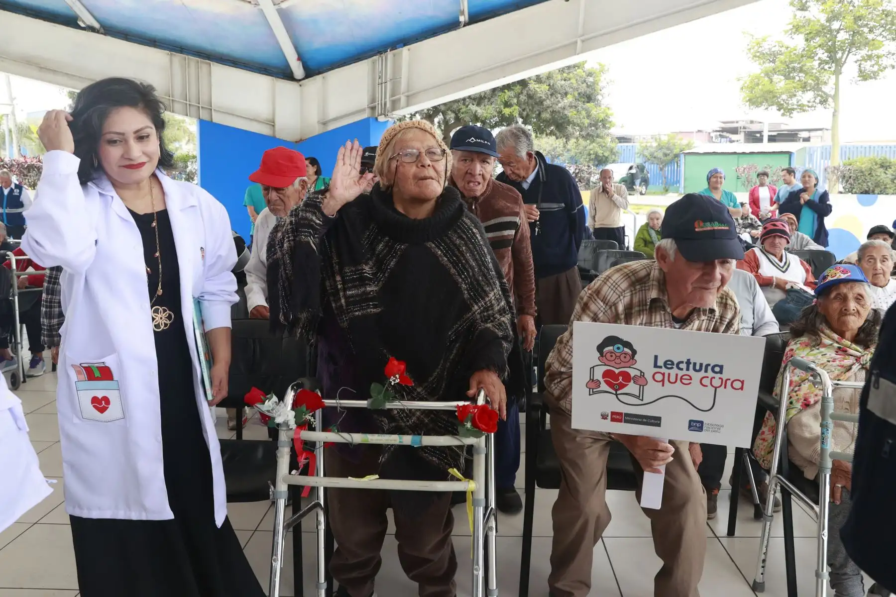 La ministra de Cultura, Leslie Urteaga Peña, inauguró el programa “Lectura que cura” en el albergue para adultos mayores “María Rosario Aráoz”, ubicado en el distrito de San Juan de Miraflores. Estas intervenciones tienen por finalidad promover el acceso al libro y a la lectura y ofrecer un espacio de distensión y evasión que posibilite a las personas y sus familias lidiar con el estrés de su condición de vulnerabilidad física y mental. 
Foto: ANDINA/Vidal Tarqui