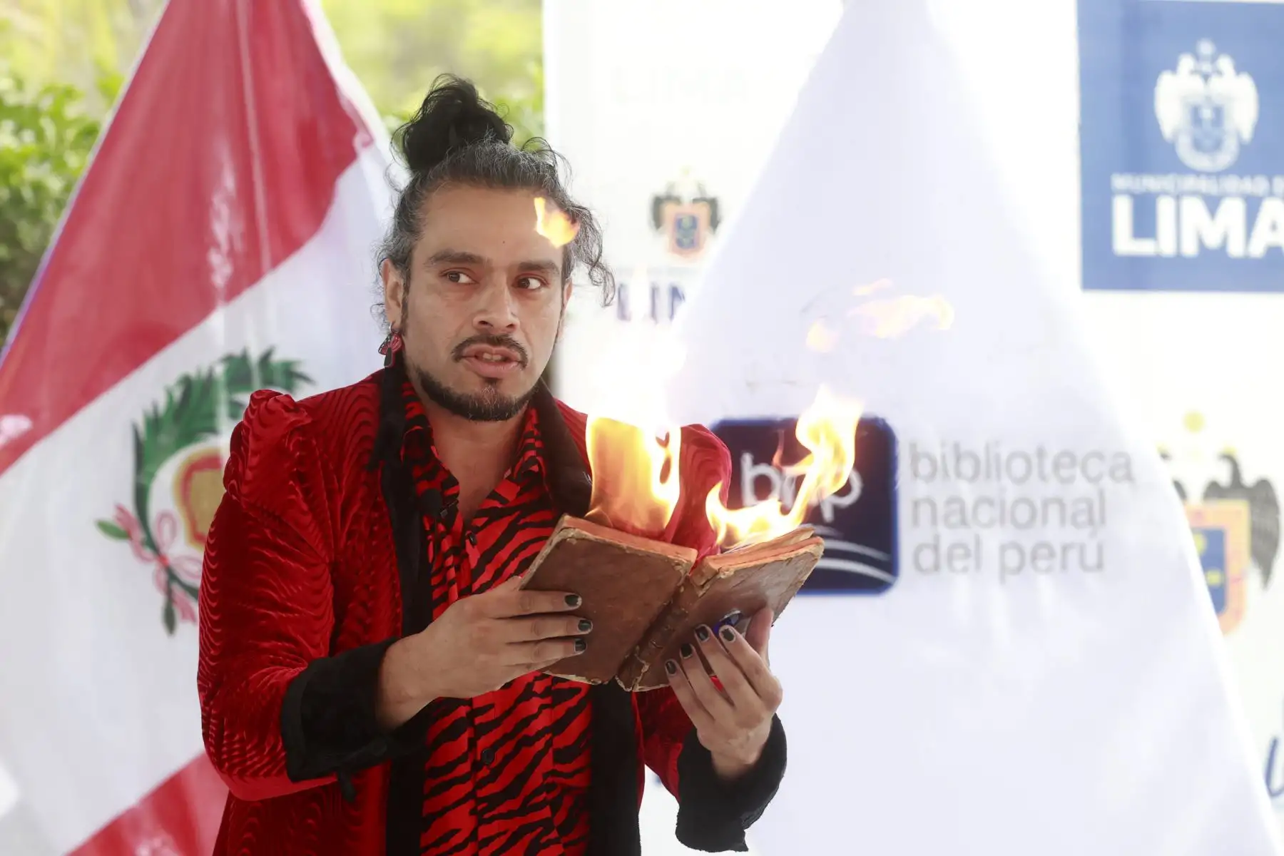 La ministra de Cultura, Leslie Urteaga Peña, inauguró el programa “Lectura que cura” en el albergue para adultos mayores “María Rosario Aráoz”, ubicado en el distrito de San Juan de Miraflores. Estas intervenciones tienen por finalidad promover el acceso al libro y a la lectura y ofrecer un espacio de distensión y evasión que posibilite a las personas y sus familias lidiar con el estrés de su condición de vulnerabilidad física y mental. 
Foto: ANDINA/Vidal Tarqui