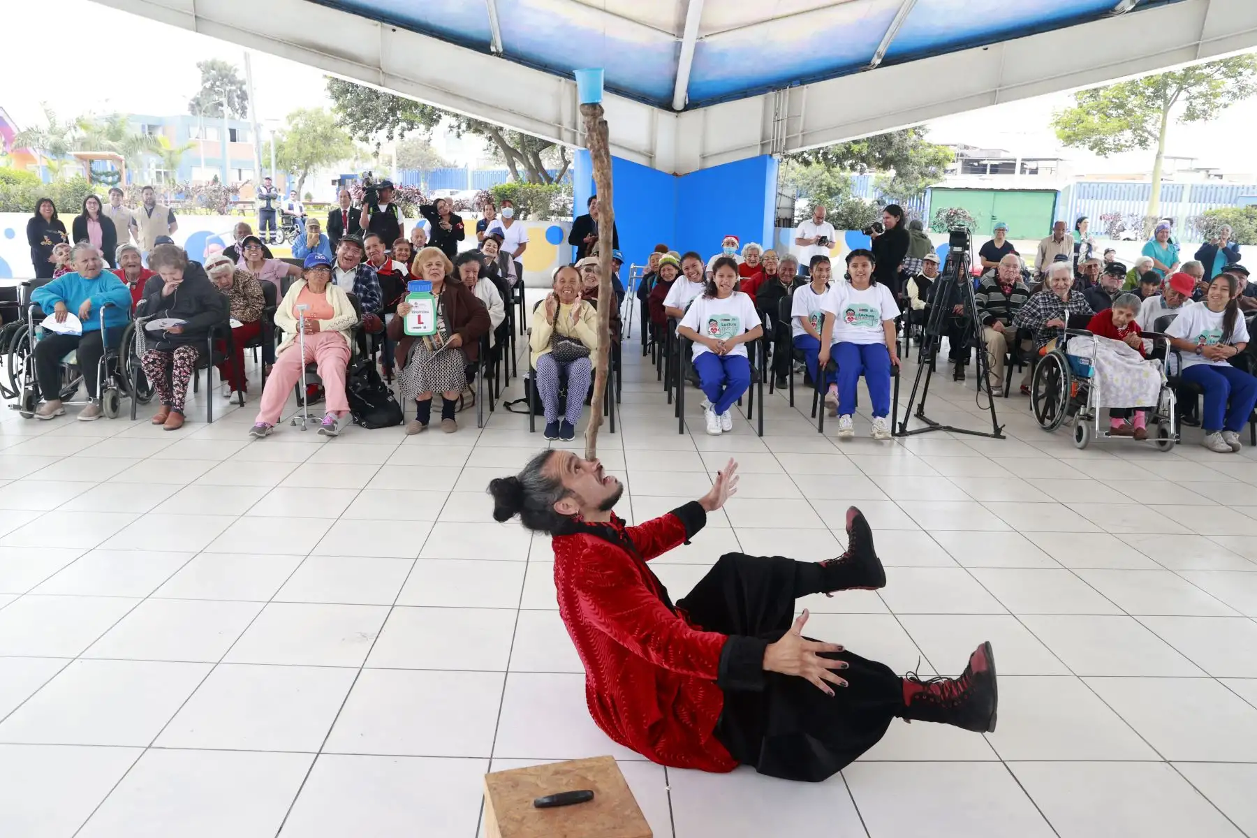 La ministra de Cultura, Leslie Urteaga Peña, inauguró el programa “Lectura que cura” en el albergue para adultos mayores “María Rosario Aráoz”, ubicado en el distrito de San Juan de Miraflores. Estas intervenciones tienen por finalidad promover el acceso al libro y a la lectura y ofrecer un espacio de distensión y evasión que posibilite a las personas y sus familias lidiar con el estrés de su condición de vulnerabilidad física y mental. 
Foto: ANDINA/Vidal Tarqui