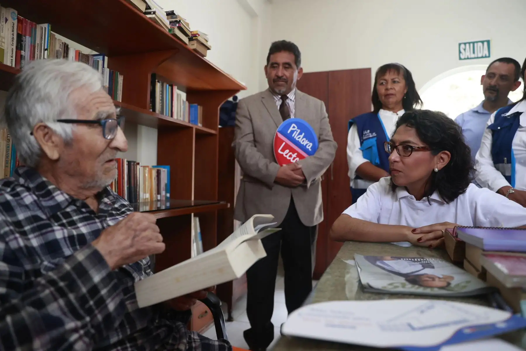 La ministra de Cultura, Leslie Urteaga Peña, inauguró el programa “Lectura que cura” en el albergue para adultos mayores “María Rosario Aráoz”, ubicado en el distrito de San Juan de Miraflores. Estas intervenciones tienen por finalidad promover el acceso al libro y a la lectura y ofrecer un espacio de distensión y evasión que posibilite a las personas y sus familias lidiar con el estrés de su condición de vulnerabilidad física y mental. 
Foto: ANDINA/Vidal Tarqui