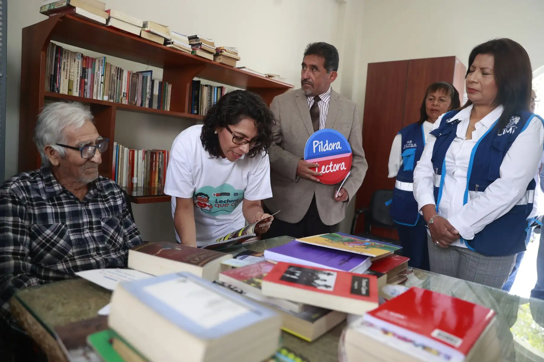 La ministra de Cultura, Leslie Urteaga Peña, inauguró el programa “Lectura que cura” en el albergue para adultos mayores “María Rosario Aráoz”, ubicado en el distrito de San Juan de Miraflores. Estas intervenciones tienen por finalidad promover el acceso al libro y a la lectura y ofrecer un espacio de distensión y evasión que posibilite a las personas y sus familias lidiar con el estrés de su condición de vulnerabilidad física y mental. 
Foto: ANDINA/Vidal Tarqui