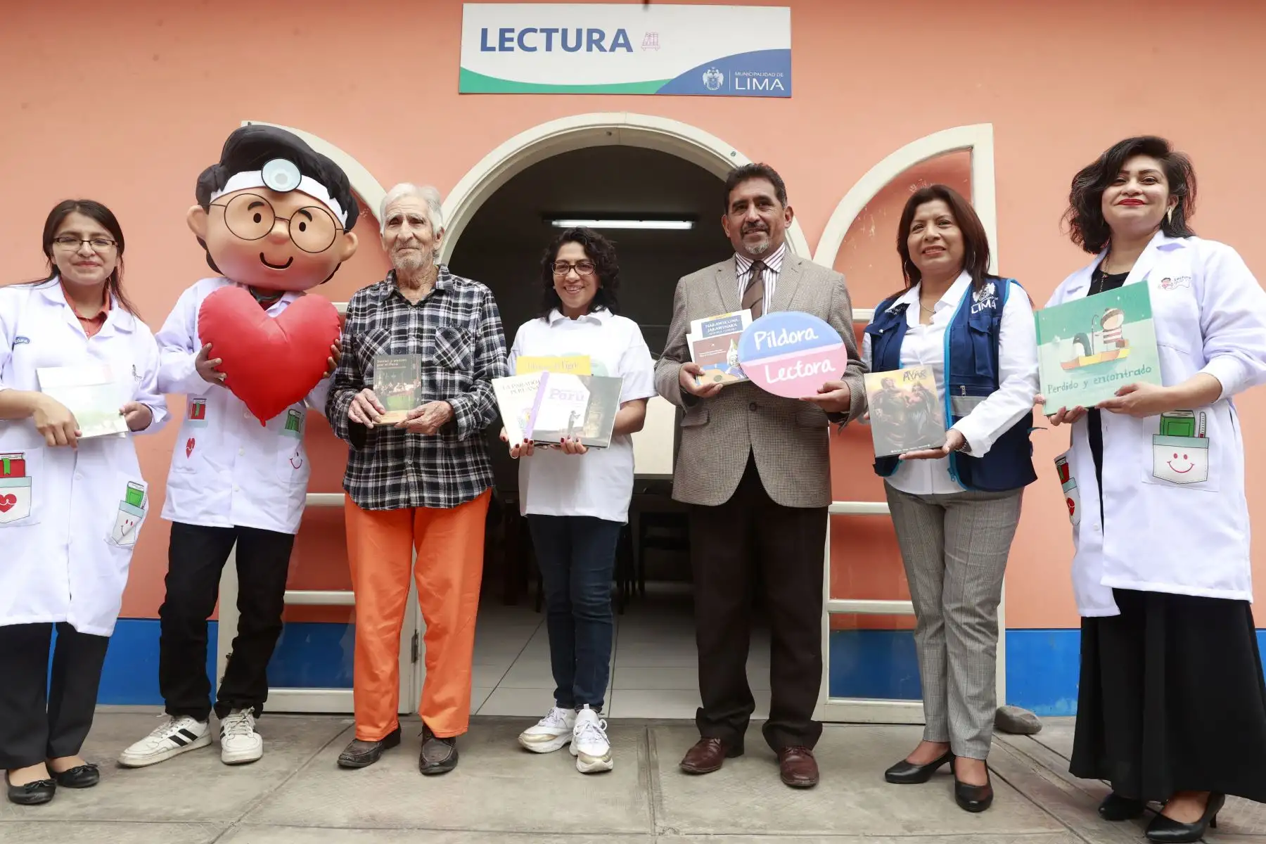 La ministra de Cultura, Leslie Urteaga Peña, inauguró el programa “Lectura que cura” en el albergue para adultos mayores “María Rosario Aráoz”, ubicado en el distrito de San Juan de Miraflores. Estas intervenciones tienen por finalidad promover el acceso al libro y a la lectura y ofrecer un espacio de distensión y evasión que posibilite a las personas y sus familias lidiar con el estrés de su condición de vulnerabilidad física y mental. 
Foto: ANDINA/Vidal Tarqui