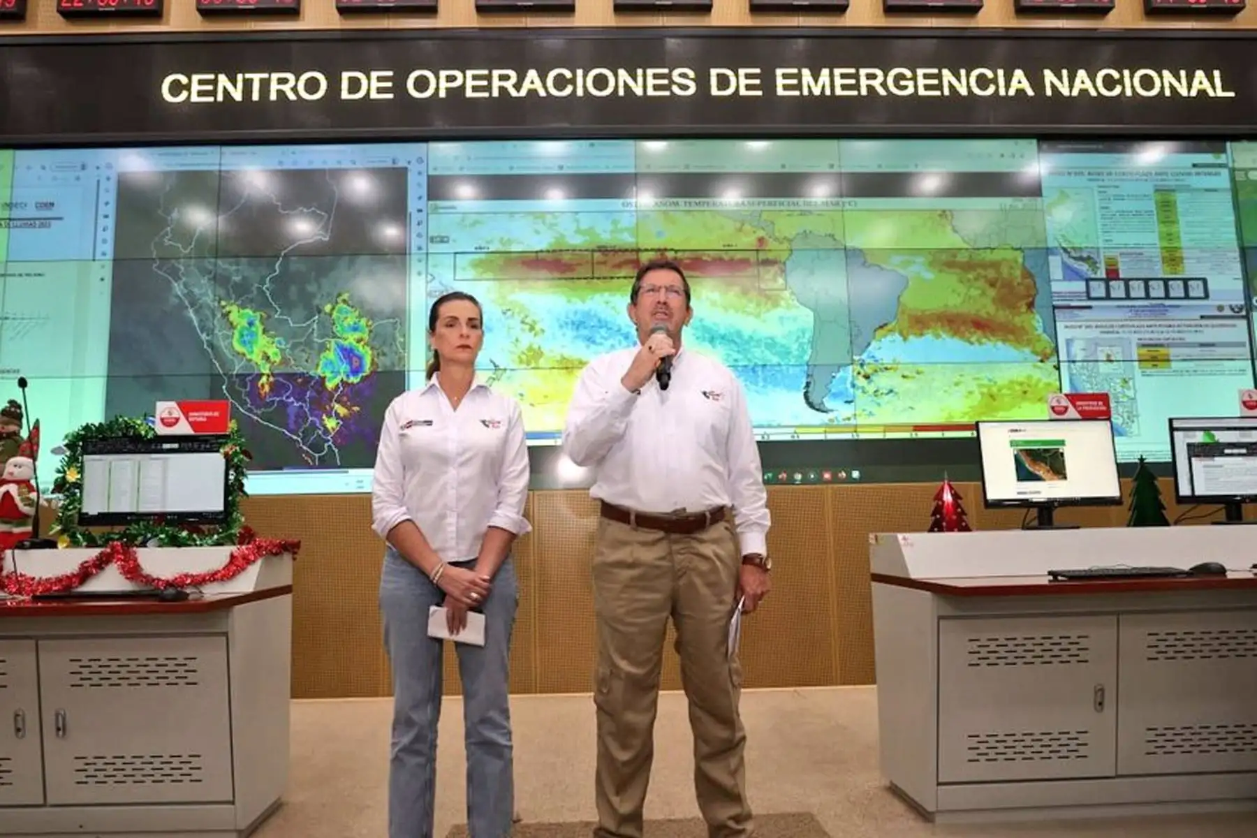 En el COEN Peru, ministro de Defensa, Jorge Chávez Cresta
 y titular de Vivienda, Hania Pérez de Cuéllar, integrantes del grupo de trabajo Fuerza de Tarea Multisectorial, brindan conferencia de prensa para dar alcances de las acciones de prevención que se vienen ejecutando ante El Niño. 
Foto: Mindef