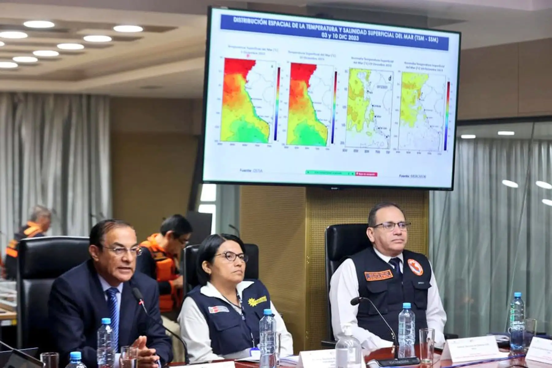 En el COEN Peru, ministro de Defensa, Jorge Chávez Cresta
 y titular de Vivienda, Hania Pérez de Cuéllar, integrantes del grupo de trabajo Fuerza de Tarea Multisectorial, brindan conferencia de prensa para dar alcances de las acciones de prevención que se vienen ejecutando ante El Niño. 
Foto: Mindef