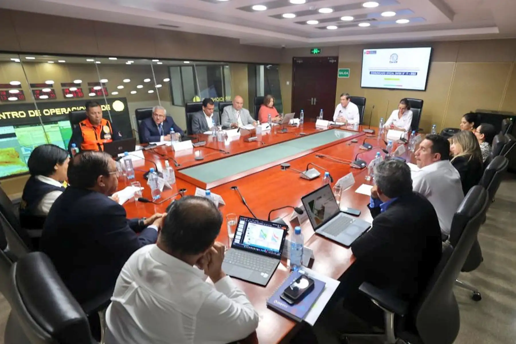 A fin de coordinar acciones frente a la llegada de El Niño, el grupo de trabajo Fuerza de Tarea Multisectorial, se reúne en la sede del COEN.
. En la reunión participan el ministro de Defensa, la ministra de los sectores  Vivienda y Agricultura. 
Foto: Mindef