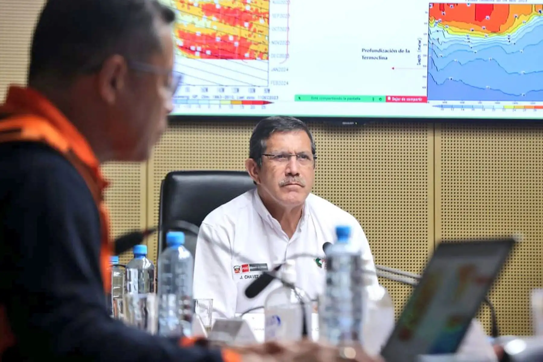 A fin de coordinar acciones frente a la llegada de El Niño, el grupo de trabajo Fuerza de Tarea Multisectorial, se reúne en la sede del COEN.
. En la reunión participan el ministro de Defensa, la ministra de los sectores  Vivienda y Agricultura. 
Foto: Mindef